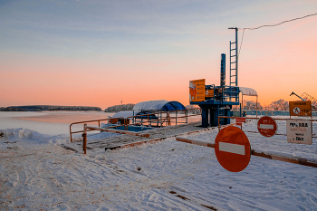 До весны. / Река Ока. Паромная переправа закрыта.