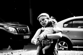 mother / woman with kid