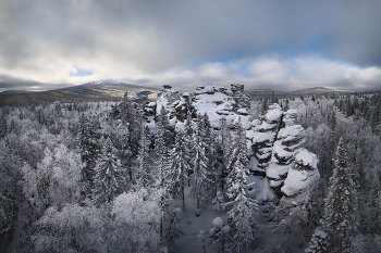 "Скалы Три Брата - Таганай" / Скалы Три Брата - одна из малопосещаемых достопримечательностей парка Таганай. Каменные останцы высотой до 30 метров, возвышаются прямо посреди девственного леса. 

Календарь фототуров на 2026 год можно найти у меня на сайте https://www.arskashkarov.com/phototours2