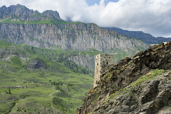 Башня Курта в Куртатинском ущелье (Северная Осетия) / ***