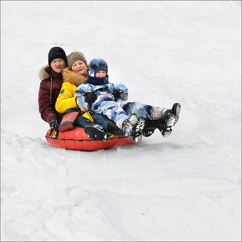 Опасность... / 10 лет спустя. Тоже Масленица, те же горки и люди очень похожие.