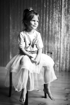 Девочка на стуле / Спонтанный не студийный портрет с естественным светом