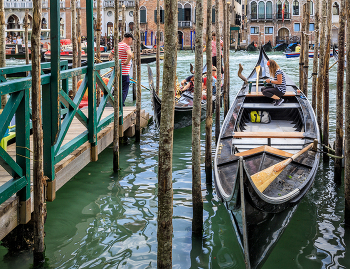 Венецианская зарисовка / Италия, Венеция, гондольеры