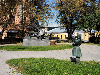 Памятник на Поварской / Поварская улица в Москве. Сентябрь 2024. Памятник Сергею Михалкову был открыт 28 мая 2014 года в небольшом сквере рядом с домом №35 на Поварской улице, в котором более полувека прожил писатель.
