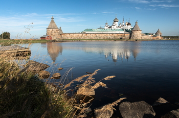 Стена / "На склоне у лона морской глубины
Стояла стена вековая,
И мох зеленел по уступам стены,
Трава колыхалась сухая."
Фет