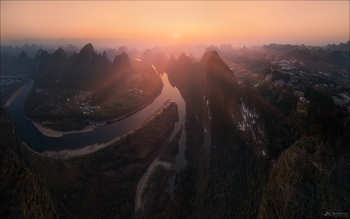 Xianggong Hill / Гора Сянгун (Xianggong Hill). 
Знаменитая смотровая площадка вблизи Яншо, с которой открывается один из самых известных панорамных видов на реку Ли и многочисленные окружающие карстовые горы.
Эти причудливые конические и куполообразные скалы из известняка формируют живописный пейзаж между городами Гуйлинь и Яншо. 

Синпин, Китай, декабрь 2025г. 

Приглашаю в Китай в марте-апреле и ноябре-декабре 2026г. 
Подробнее тут: https://phototravel.pro/phototravel2026/