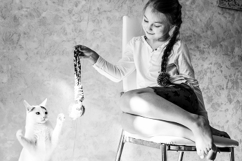 Девочка играет с кошкой / Спонтанный портрет, сделан в гостях при дневном свете