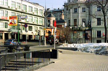 Ильинские Ворота / ​Площадь Ильинских Ворот в Москве. Март 2012. OLYMPUS OM 2000 SM; OLYMPUS OM-SYSTEM F.ZUIKO AUTO-S 1:1.8 f=50mm; Kenko L37 PRO; Kodak Professional ProFoto XL 100; FOTOпроект.