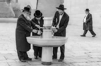 Серьезные люди / ***