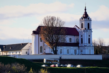 Монастырь францисканцев и костел Девы Марии Ангельской / Комплекс основан в 1635 г. С 1853 года монастырь был закрыт, но костел оставался действующим, а после польского восстания 1863 года монастырь использовался как тюрьма для польских священников и монахов. Как тюрьма монастырь использовался вплоть до 1919 года.
В дальнейшем он все время функционировал как монастырь францисканцев. В 1991 году монастырь был взят под опеку вернувшимися в Гродно францисканцами ...Белоруссия