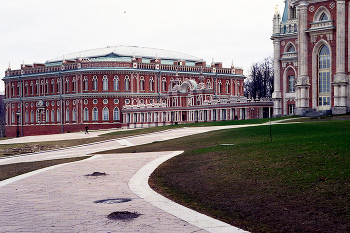 Хлебный дом / Хлебный дом, Хлебные ворота и Большой дворец в музее-заповеднике Царицыно в Москве. Апрель 2012. Canon EOS A2; CANON ZOOM LENS EF 28-105mm 1:3.5-4.5 II USM; Kenko L37 Professional; Kodak Professional ProFoto XL 100; FOTOпроект.