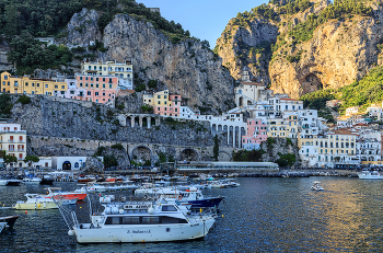 Разноцветные домики на скалистом берегу / Италия, Амальфи