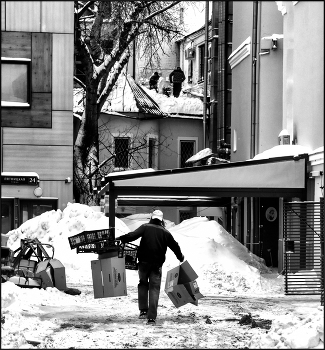 .... Во дворе .... / уличный сюжет