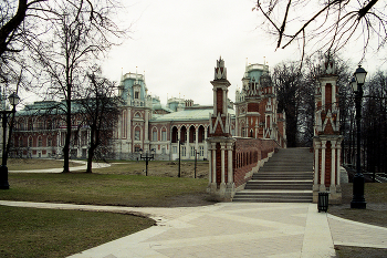Фигурный мост / Фигурный мост в музее-заповеднике Царицыно в Москве. Апрель 2012. Canon EOS A2; CANON ZOOM LENS EF 28-105mm 1:3.5-4.5 II USM; Kenko L37 Professional; Kodak Professional ProFoto XL 100; FOTOпроект.
