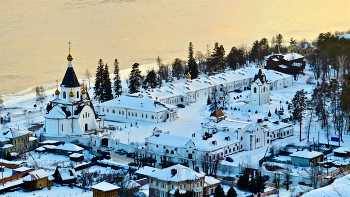 Серебро — от зимы, а злато — от солнышка / Вид на Свято-Успенский мужской монастырь
Основан в 1879 году, закрыт в 1918 и вновь открыт в 2000 году.