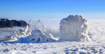 "Пепелац" / Крым, Чатыр-Даг. Верхнее плато. Недостроенная хижина, получившая "славное" имя"