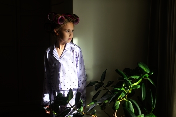 Полина смотрит в окно / модель Полина Шутова