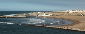 Волны / Берег Атлантического Океана, город Рабат (Марокко)