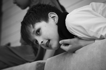 подсматривает / ***