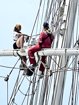 &nbsp; / A young couple sitting on a mast in Marseilles port