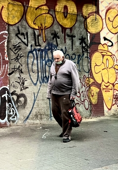 &nbsp; / An old man walking down the street in Săo Paolo, Brazil