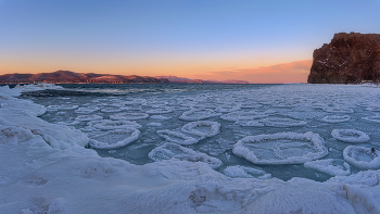 Вечер у Бринера / Блинчатого льда в эту зиму практически не было, хоть и бываем на прогулках на море довольно регулярно. А тут поехали подышать, я даже не думал что-нибудь снимать - а тут такая картина. Такие "блины", и только здесь, в затишке у ковша. Вход в ковш на снимке в комменте. Даже под маяком, с другой стороны мыса, в затишке за скалами было чисто. Самое интересное, что дня через 4 этих блинов и след простыл. 08.02.26