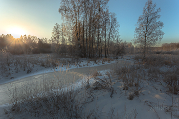 зимняя картинка / речка подо льдом