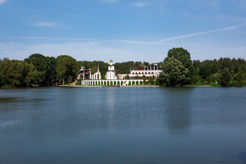 Колокольня в Черепово. / Красивый вид колокольни за озером в Черепово.