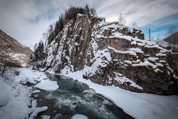 Cliffs On The Inguri Ruver / Сванская зима. Скалы вдоль реки Ингури в Вичнаши.