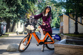 Света. Оранжевый велосипед / Девушка на оранжевом велосипеде