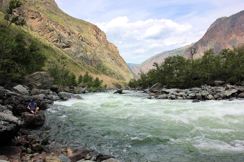 Многоводная река / Название реки происходит от двух древних тюркских слов: чул — «река» и азман — «огромный, разливающийся». То есть Чулышман — «крупная, многоводная река».
Длина реки — 241 км, площадь бассейна — 16 800 км². Расход воды — 158 м³/с. Ширина в среднем течении — 30–50 м, глубина — около метра. Вода холодная, мутноватая, с голубым или зелёным оттенком.