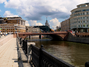 Малый Москворецкий мост / Малый Москворецкий мост через Водоотводный канал в Москве. Август 2024.