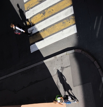 Раз-два-три-четыре-десять / Раз, два, три, четыре, десять,
Выплывает белый месяц,
А за месяцем луна,
Мальчик девочке слуга.
Ты, слуга, подай карету,
А я сяду и поеду.
Я поеду в Ленинград
Покупать себе наряд.
Красный, синий, голубой,
Выбирай себе любой.