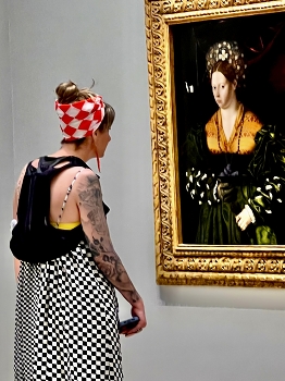 Ladies fashion past and present / A modern fashionista looking at her soulmate of the past