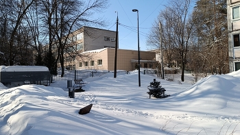 Бескрайних белых нив здесь ласковый разлив. / снега налево, снега направо