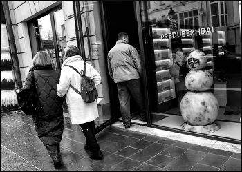 ..... Придет весна , и я растаю . И буду лужей на полу .... / сюжет улиц