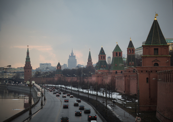После зимы / Башни кремля вдоль берега реки Москвы