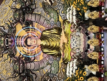 В буддийском храме / ***