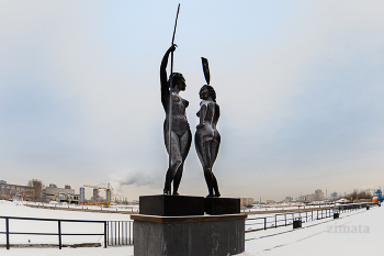 Женщины / Скульптура в бизнес центре