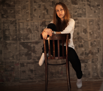 Девушка на стуле / Освещение лампами накаливания (с отражателем из белой ткани). Тушка Canon 5D перв. версии