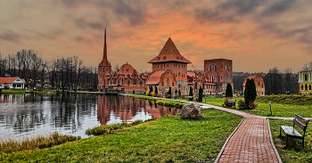 Княжество Сула"Беларусь. / " Княжество Сула"Беларусь. Парк-музей интерактивной истории Сула. Парк истории получил свое название от одноименной реки Сула, протекающей на территории комплекса. С санскрита Сула переводится как «несущая жизнь».