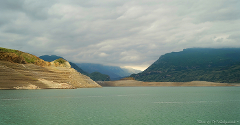 Сулак, лаконично... / Дагестан, Сулакское водохранилище,
Это кадр снятый в 2025 году в Мае.
В том году зима была малоснежной и водохранилище не наполнилось до своих обычных объёмов. На берегу можно видеть отметины обычных уровней воды... Они обычно выше на 10-15 метров!!! 
Но бирюзовая вода, горы и простор - прекрасны!