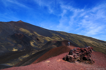 Поцелуй на Этне / Италия, Сицилия, Этна
Снято на южном склоне Этны. Эта сторона более всего пострадала от извержений. Практически нет растительности, только мох и травы.
Но какие цвета грунта и пепла!