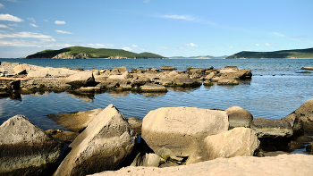 Остров Русский. Вид на бухту Новый Джигит и остров Шкота / Бухту Новый Джигит назвали в честь одного из клиперов «Джигит». Сначала был парусно-винтовой клипер по проекту типа «Разбойник», который тоже отметился на Тихом океане. После того как этот клипер был списан, в 1884 году построили новый, но уже по другому проекту, типа «Крейсер» которому и передали имя. В честь него и была названа бухта, но с небольшим уточнением, чтобы было понятно, в честь какого именно корабля. Август 2025