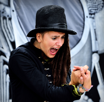 На выходе из маникюрного салона / ***