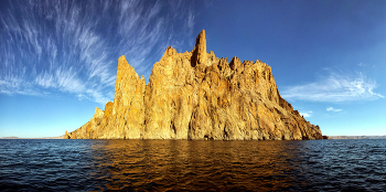 В гостях у Чёрной Горы. / Кара-Даг (название переводится с турецкого и крымскотатарского языков на русский как «Чёрная гора»)– это не что иное, как остатки гигантского вулканического массива, действовавшего здесь 150–160 миллионов лет назад, в юрский период. Панорама. 
Коктебель. Республика Крым. Россия.