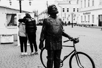 На Театральной... / Циолковский с велосипедом. Позади него парочка