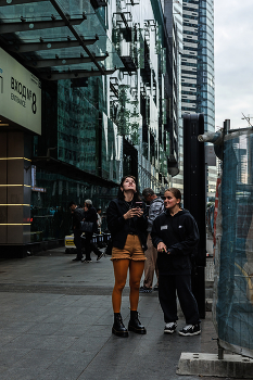 Люди среди небоскребов / Девочки в Москва-Сити