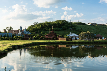 Бродит лето в монастырских стенах... / 09-06-2023. Территория Нижнеломовского Казанско - Богородицкого мужского монастыря.