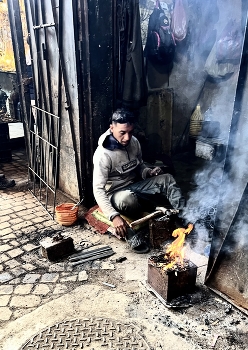 &nbsp; / Artisan in his workshop in Marrakesh, Morocco